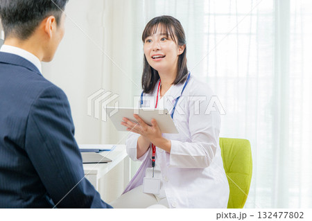 診察する医師 132477802