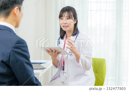診察する医師 診察する医師 132477803