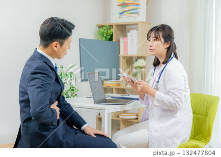 診察する医師 診察する医師 132477804