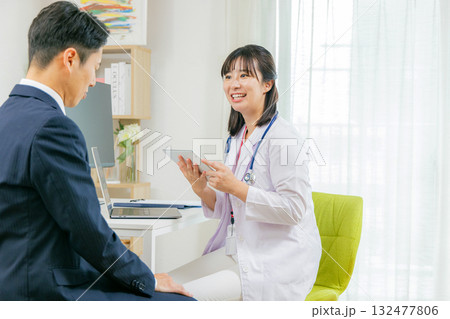 診察する医師 診察する医師 132477806