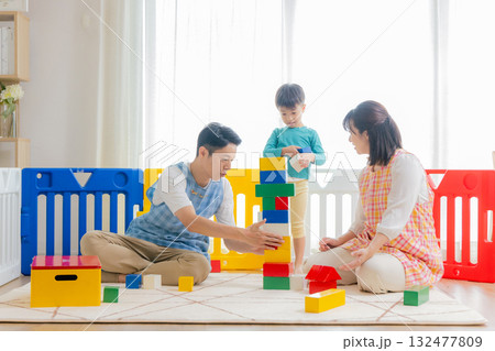 保育園で遊ぶ子供と保育士 132477809