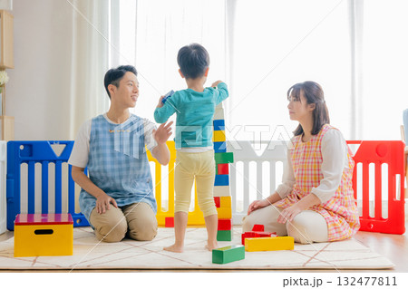 保育園で遊ぶ子供と保育士 保育園で遊ぶ子供と保育士 132477811