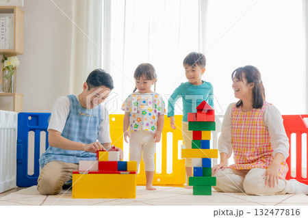 保育園で遊ぶ子供と保育士 132477816