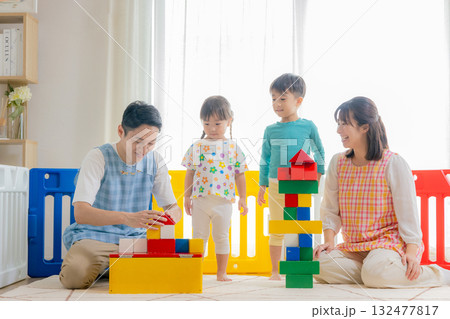 保育園で遊ぶ子供と保育士 132477817