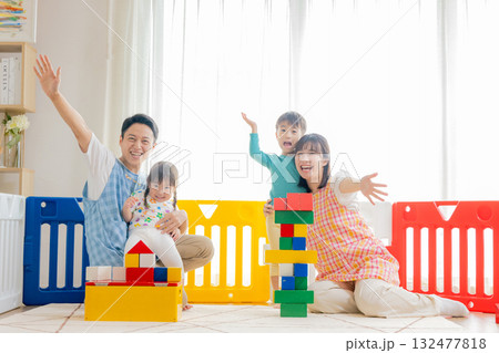 保育園で遊ぶ子供と保育士 保育園で遊ぶ子供と保育士 132477818