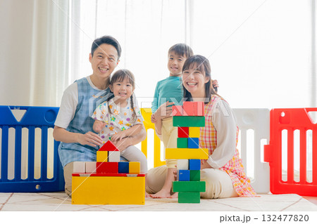 保育園で遊ぶ子供と保育士 保育園で遊ぶ子供と保育士 132477820