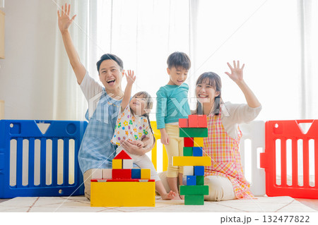 保育園で遊ぶ子供と保育士 132477822