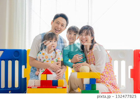 保育園で遊ぶ子供と保育士 保育園で遊ぶ子供と保育士 132477825