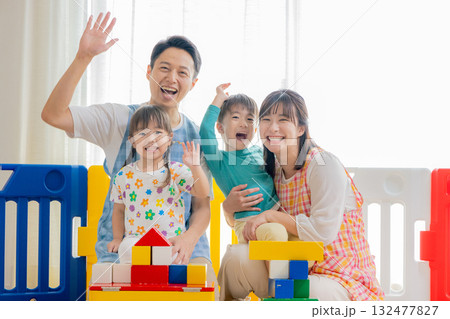 保育園で遊ぶ子供と保育士 保育園で遊ぶ子供と保育士 132477827