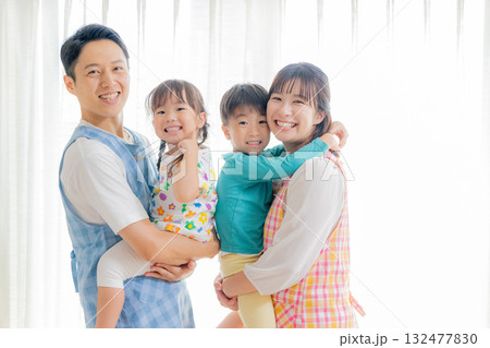 保育園で遊ぶ子供と保育士 保育園で遊ぶ子供と保育士 132477830