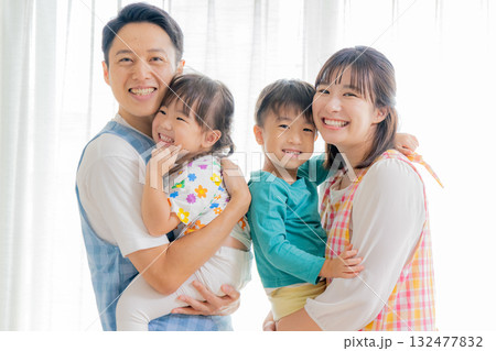 保育園で遊ぶ子供と保育士 132477832
