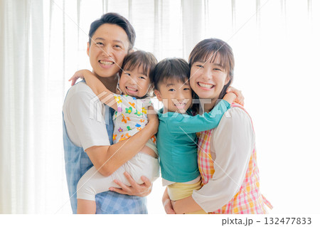 保育園で遊ぶ子供と保育士 132477833