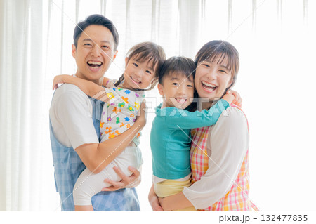 保育園で遊ぶ子供と保育士 132477835