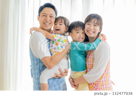 保育園で遊ぶ子供と保育士 132477836
