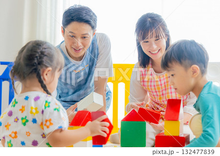 保育園で遊ぶ子供と保育士 132477839