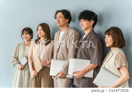 会社のオフィスにいる男女のビジネスマン・オフィスカジュアル(ベンチャー企業・IT企業・チームワーク) 会社のオフィスにいる男女のビジネスマン・オフィスカジュアル(ベンチャー企業・IT企業・チームワーク) 132477856