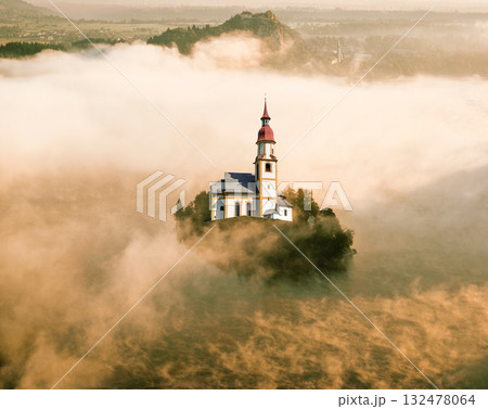 雲海に浮かぶ教会合成 雲海に浮かぶ教会合成 132478064