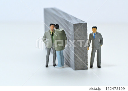 ビジネス 聞き耳を立てる人イメージ 132478199