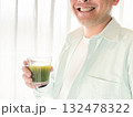 青汁で野菜不足を解消するミドル男性 132478322