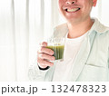青汁を持っているミドル男性 132478323