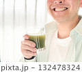 青汁を飲む中高年の男性　コピースペース 132478324