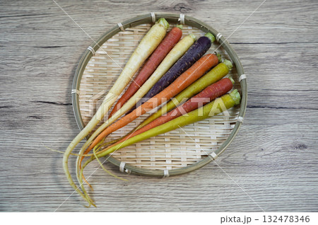 カラフルなにんじんの盛り合わせ	 132478346