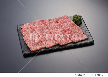 黒毛和牛肩ロース　焼肉用 132478370