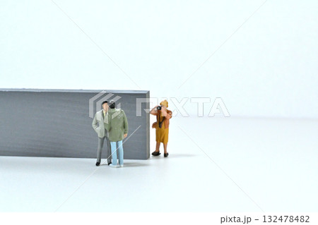 カメラで写真を撮る女性イメージ 132478482