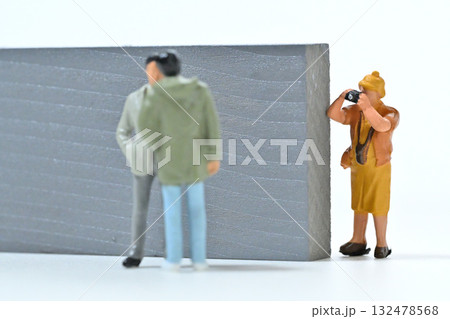 カメラで写真を撮る女性イメージ 132478568