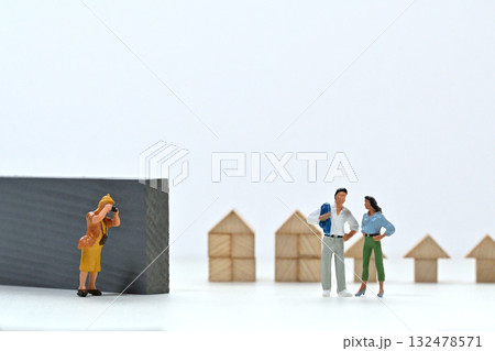 カメラで写真を撮る女性イメージ 132478571