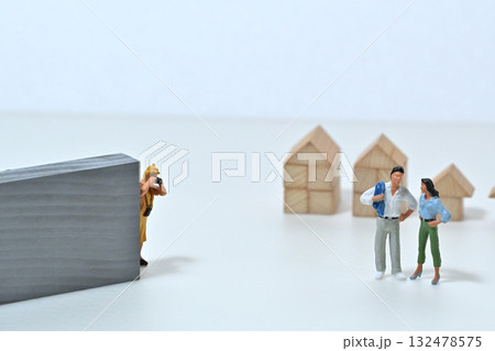 カメラで写真を撮る女性イメージ 132478575