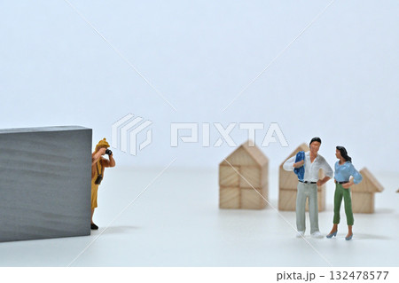 カメラで写真を撮る女性イメージ 132478577