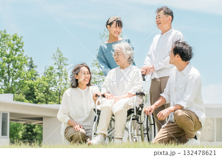 高齢者施設,病院にお見舞いに来た三世代家族,ファミリー 132478621