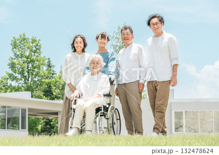高齢者施設,病院にお見舞いに来た三世代家族,ファミリー 高齢者施設,病院にお見舞いに来た三世代家族,ファミリー 132478624