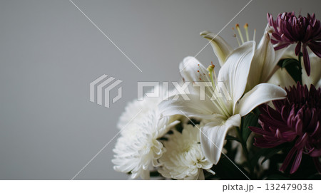 ユリを基調としたフラワーアレンジメント - 追悼、癒やし、メモリアル素材 ユリを基調としたフラワーアレンジメント - 追悼、癒やし、メモリアル素材 132479038