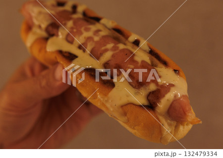 手で持ったワサビマヨネーズのホットドック 132479334