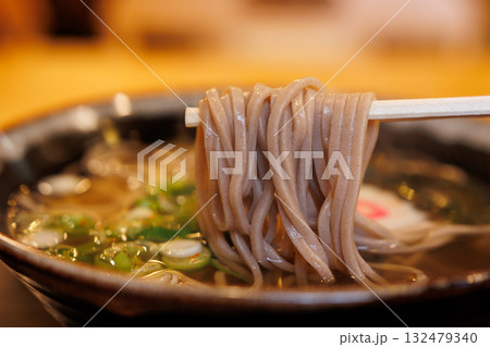 ハシで持ちあげた津軽そば(青森県郷土料理) ハシで持ちあげた津軽そば(青森県郷土料理) 132479340