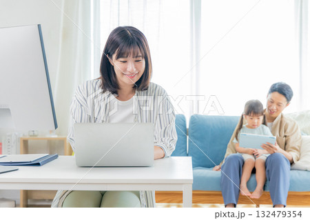 家で働くママと家族 132479354