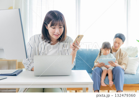 家で働くママと家族 132479360
