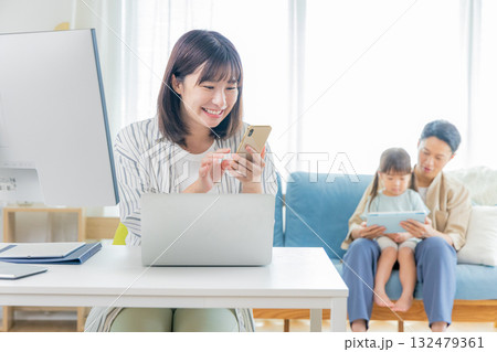 家で働くママと家族 132479361