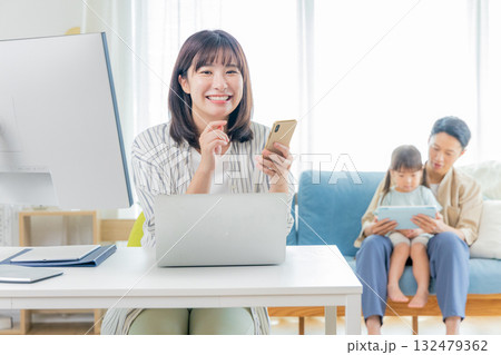 家で働くママと家族 132479362