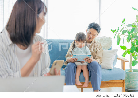 家で働くママと家族 132479363