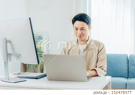 テレワークをするミドル男性 テレワークをするミドル男性 132479377