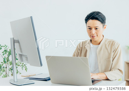 テレワークをするミドル男性 テレワークをするミドル男性 132479386