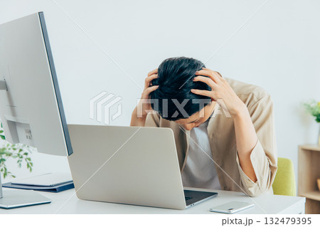 投資　失敗　男性 132479395