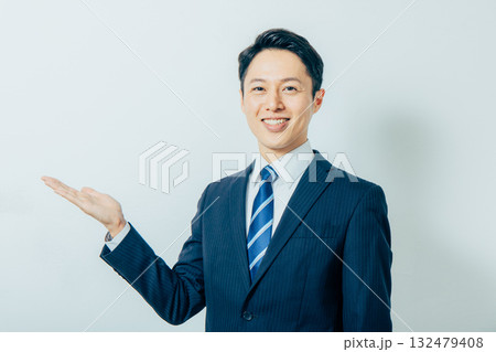 ミドル男性　スーツ　ポートレート 132479408