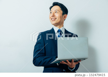 パソコンを持つビジネスマン 132479415