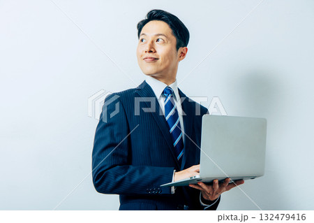 パソコンを持つビジネスマン パソコンを持つビジネスマン 132479416