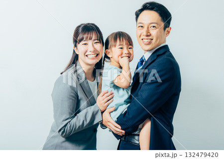 若い家族、親子、新生活、白バック 132479420