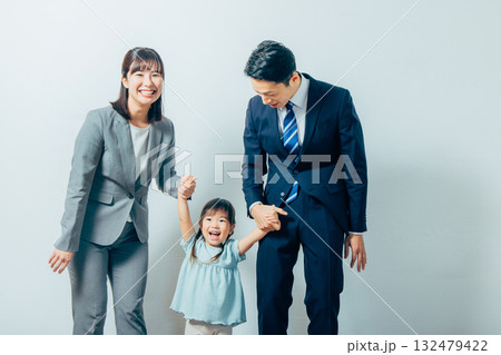 若い家族、親子、新生活、白バック 132479422